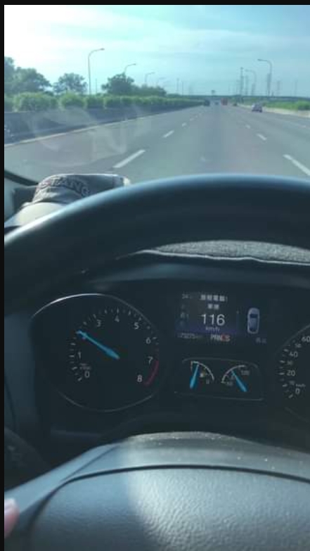 請問各位車友們，影片中：（一）定速117，只有114。（二）在00:48與01:02轉速突然衝到30