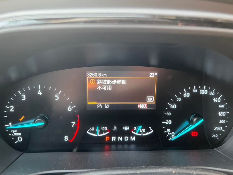 真的靠北，明天準備第一次保養，車子自己先讓我知道哪裡有問題！  車子停紅燈，跳出這些問題，請問有人遇