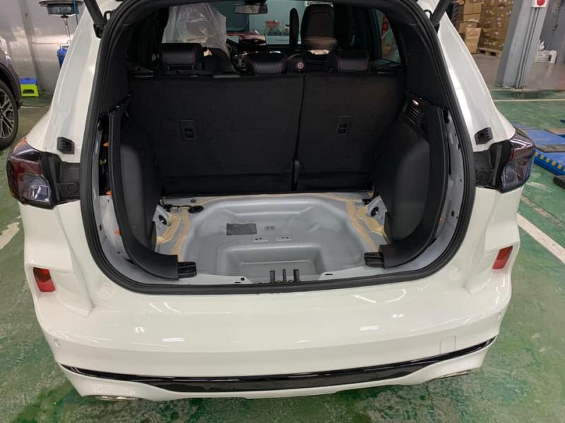 本車 2020年9/4交車的kuga 有車友遇過後車廂膠沒上好 導致後車廂卡準生鏽的問題嗎？