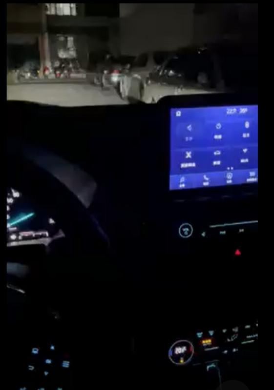 這壞的有些奇怪啊……倒車輔助線不會動了